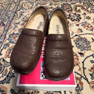 Alegria Women's Embossed Brown Mules Kelli size 8-8.5